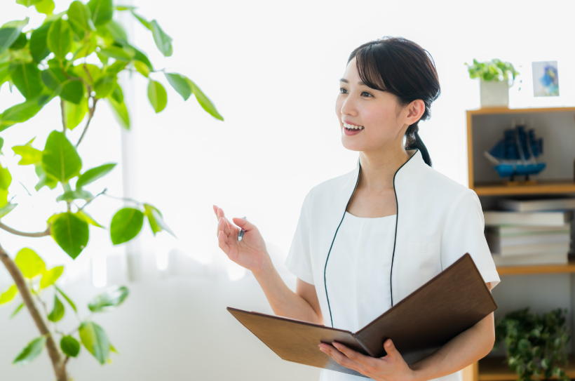 お客様に説明をする女性